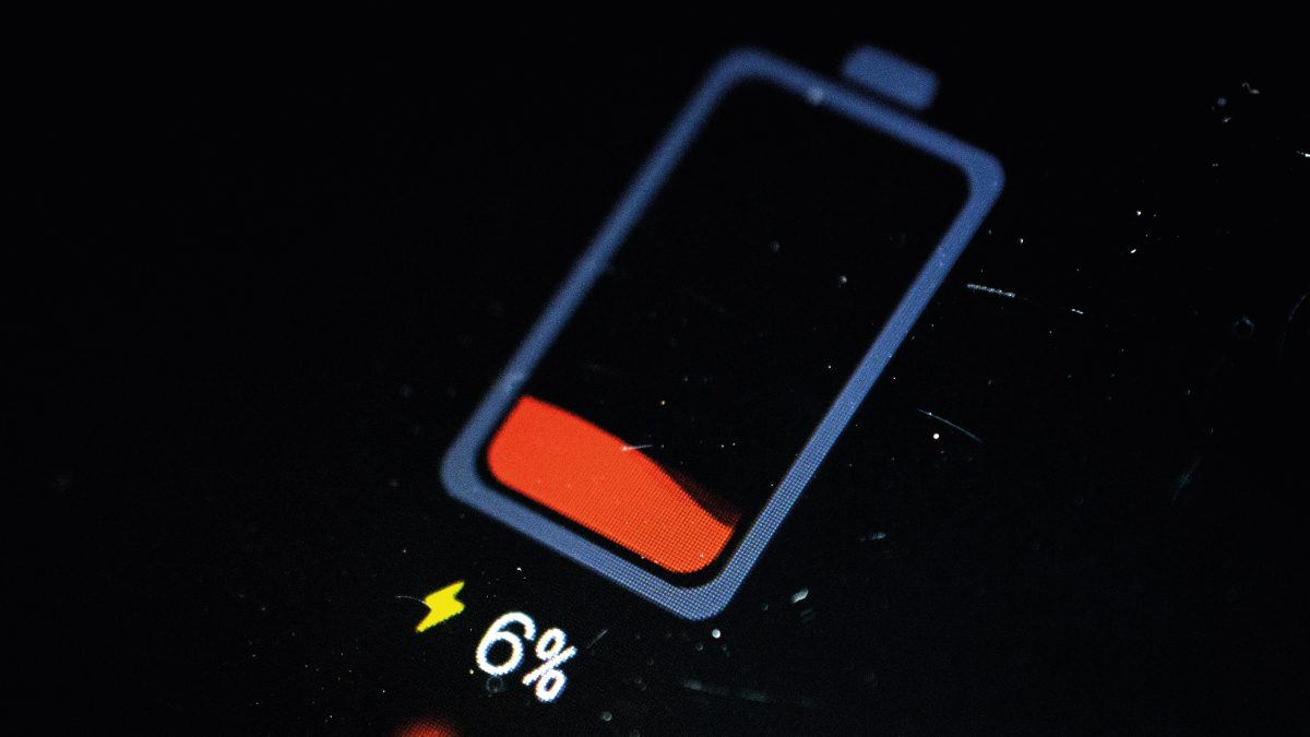 Bateria do MacBook descarregando rápido? Sinais de que é hora de trocar