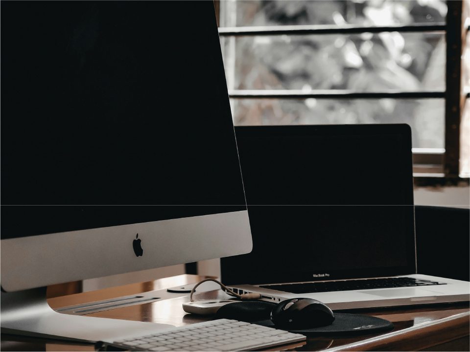 Ambiente corporativo com equipamentos Apple — SOS Power